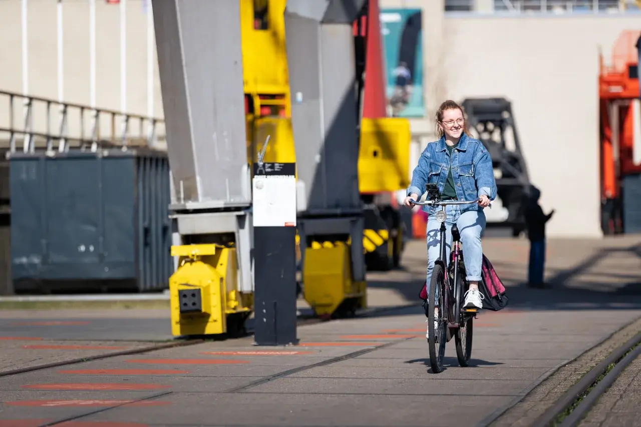 Een fietser onderweg, sfeerbeeld uit het Toertje-archief