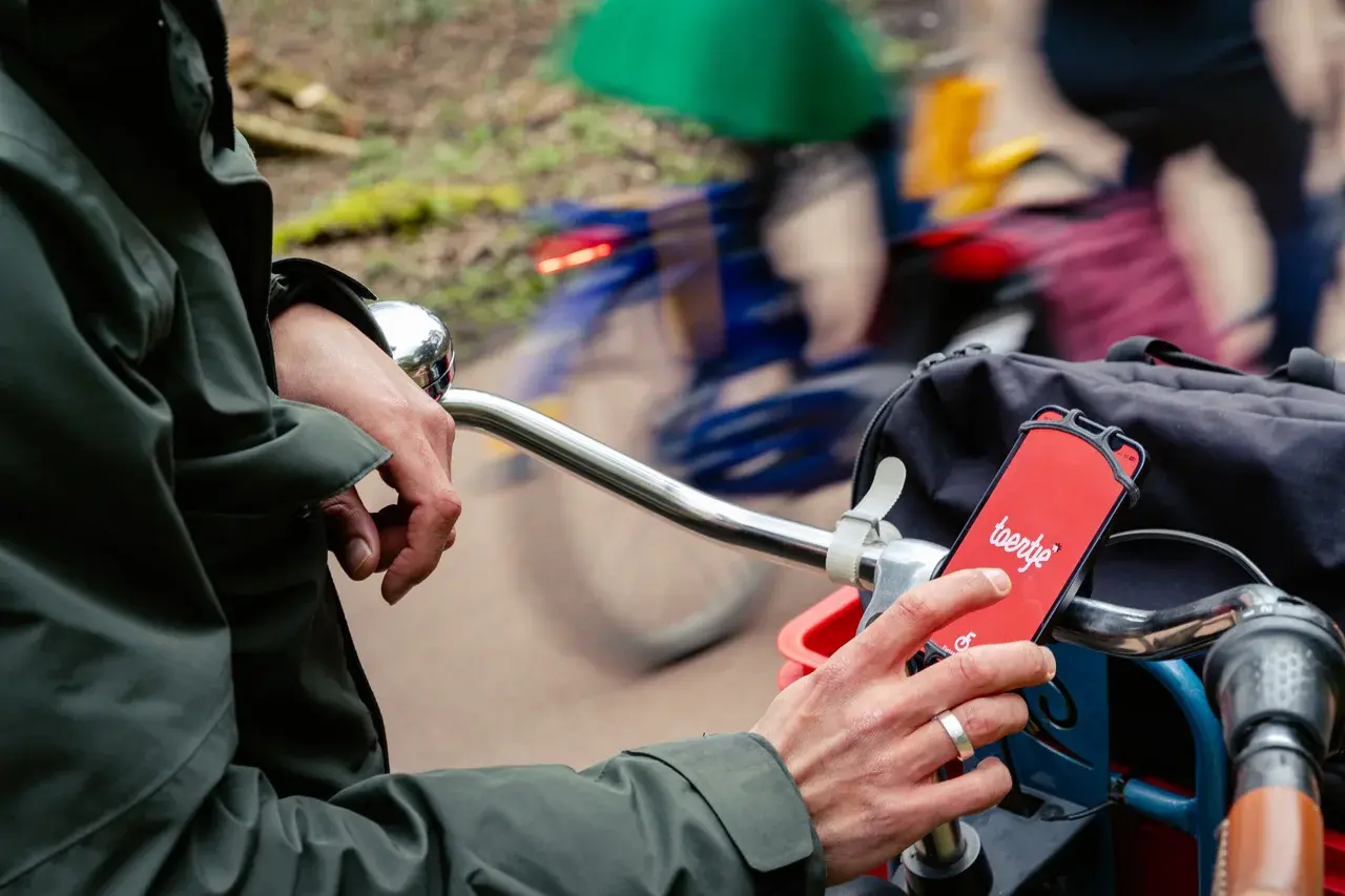 Een telefoon met de Toertje-app