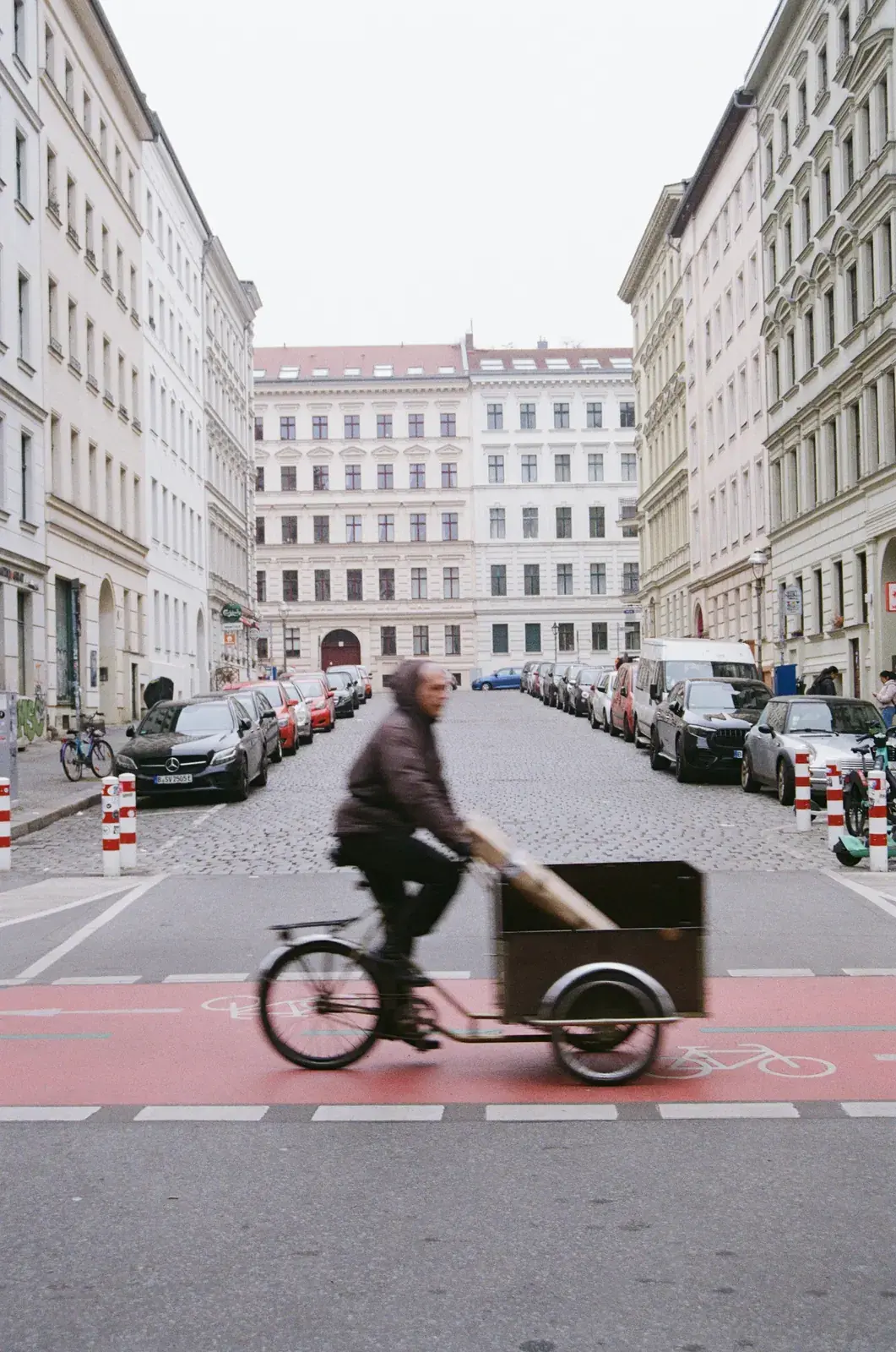Een fietser met een bakfiets op straat in Berlijn