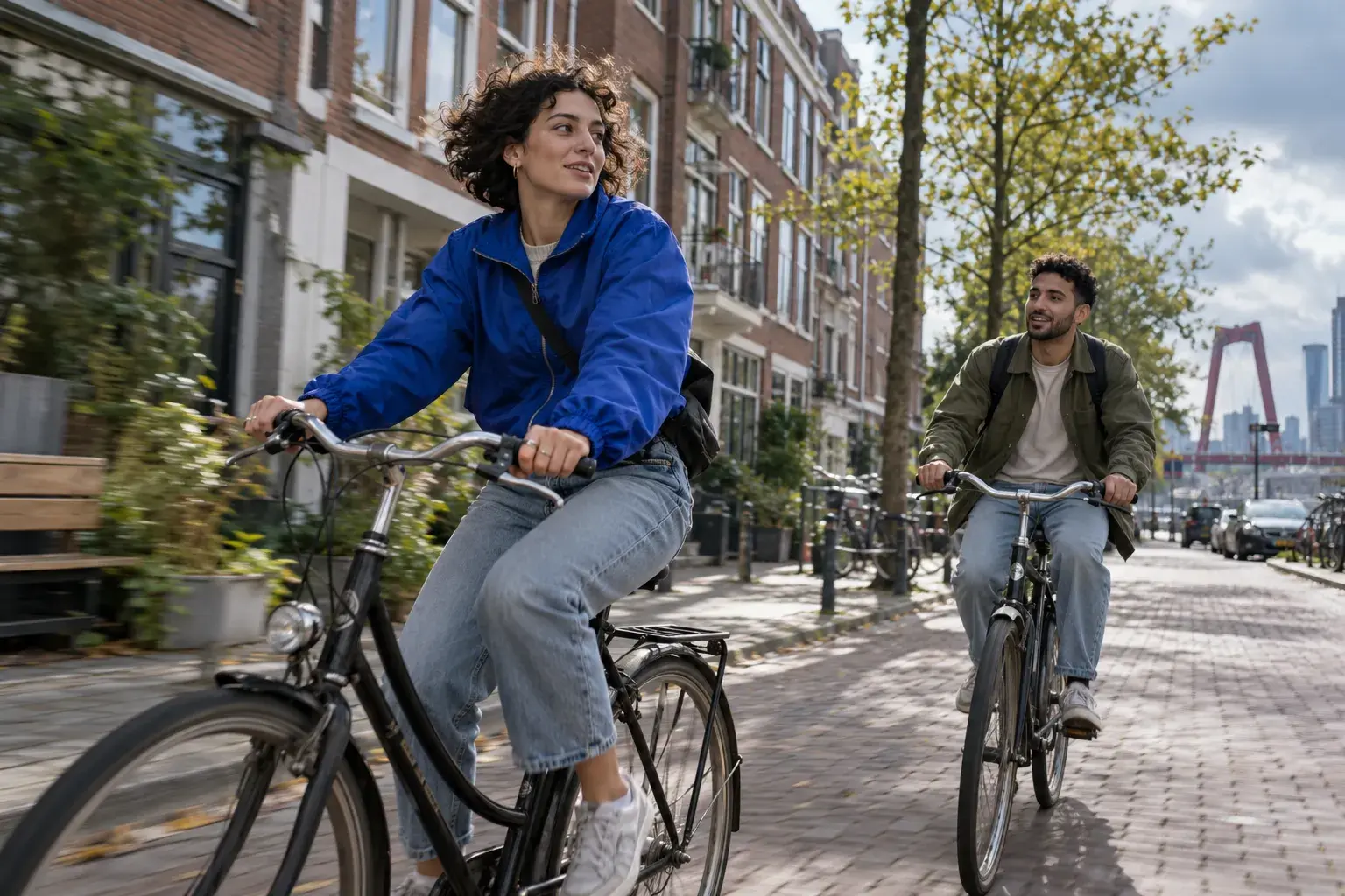 Twee mensen fietsen door de stad