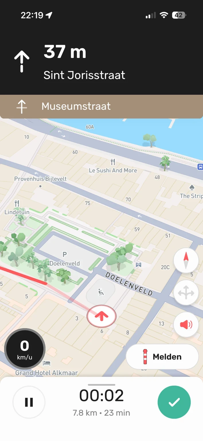 Navigatie in Toertje met de volgende afslag en de route op de kaart