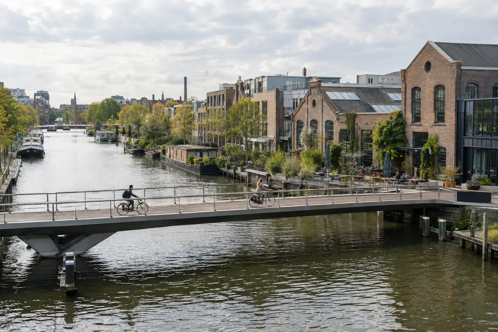 Een brug en kades tussen pakhuizen langs het water