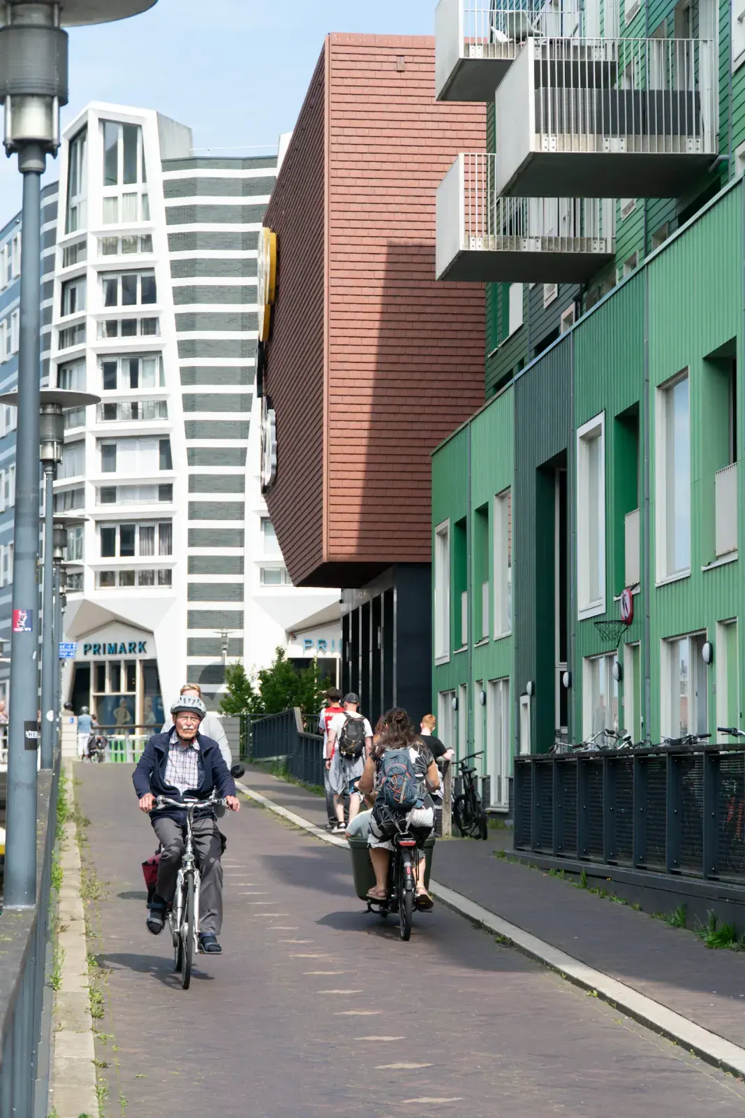 Fietsers tussen de moderne gebouwen van Zaandam