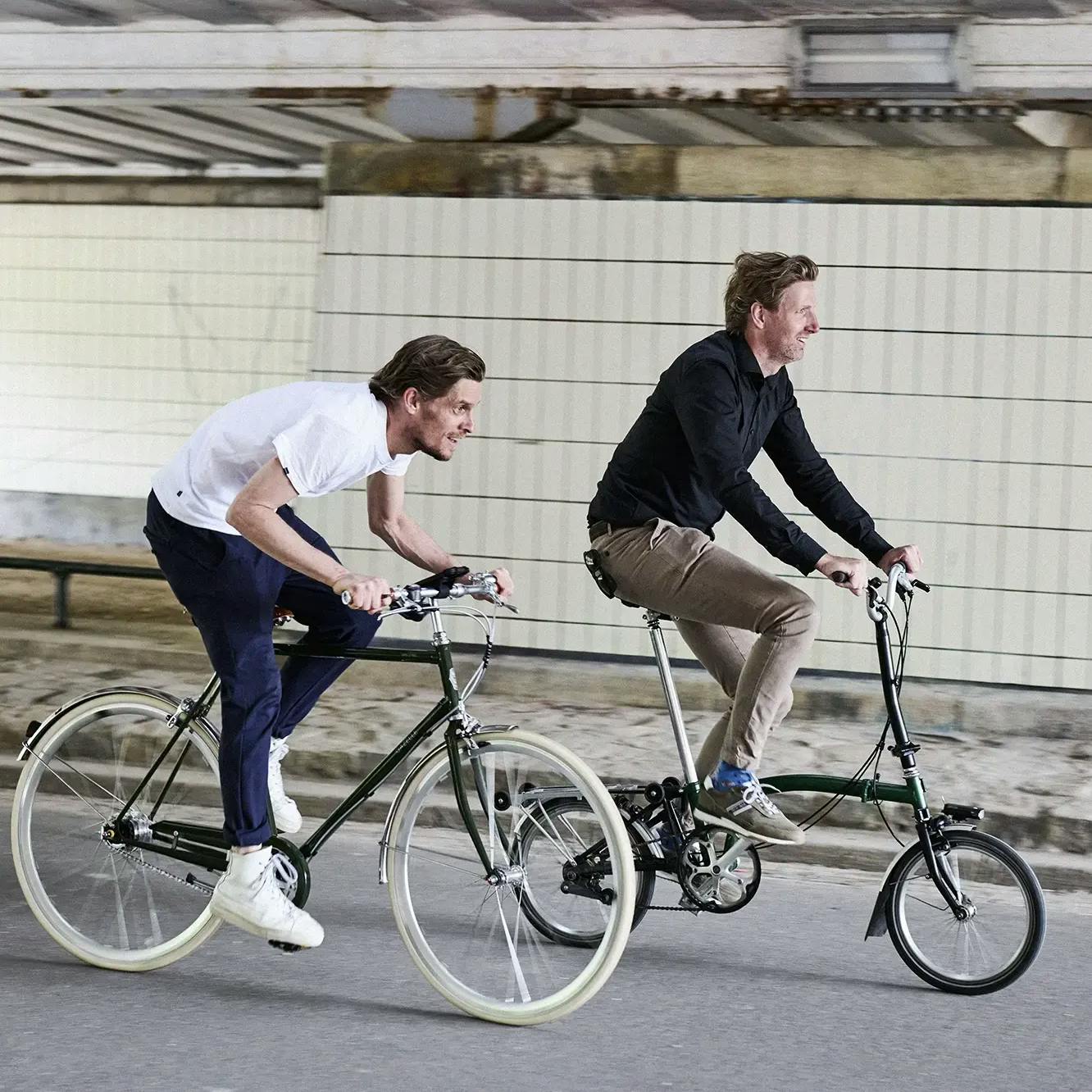 Thijs Zonneveld en Marco te Brömmelstroet op de fiets